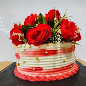 Vanilla cake with roses